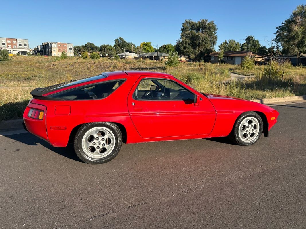 Porsche-928-1986-35