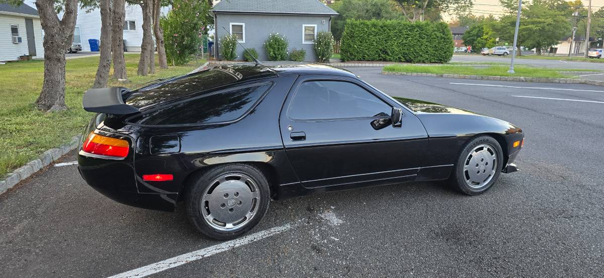 Porsche-928-1989-black-21