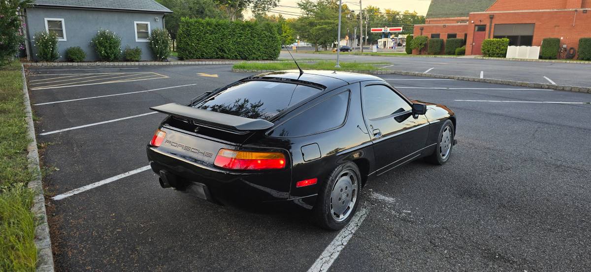 Porsche-928-1989-black-3