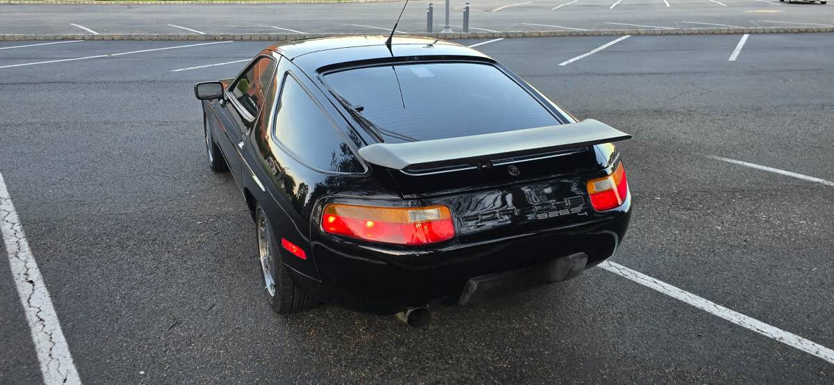 Porsche-928-1989-black-4