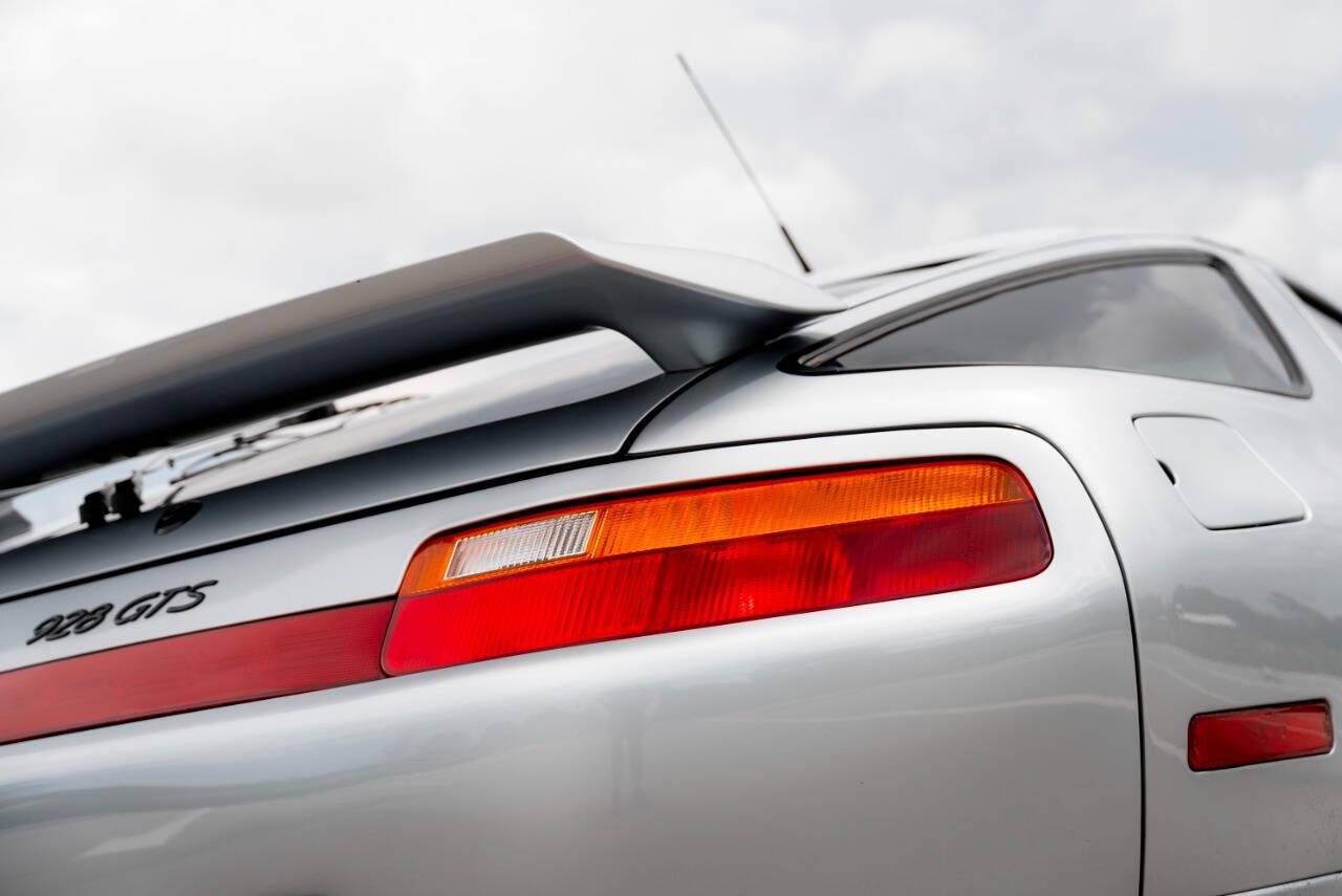 Porsche-928-1994-Hatchback-29