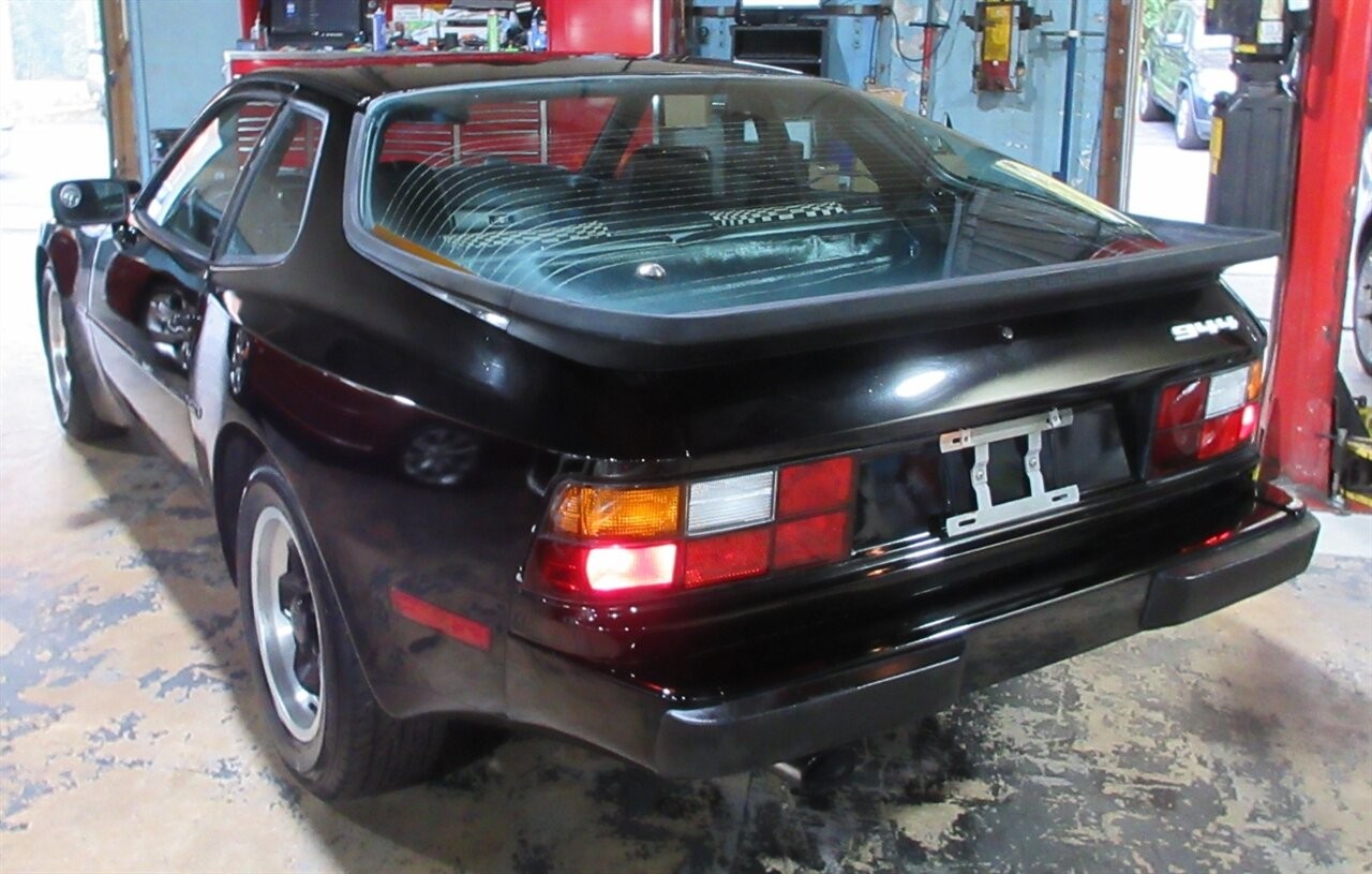 Porsche-944-1984-Hatchback-2