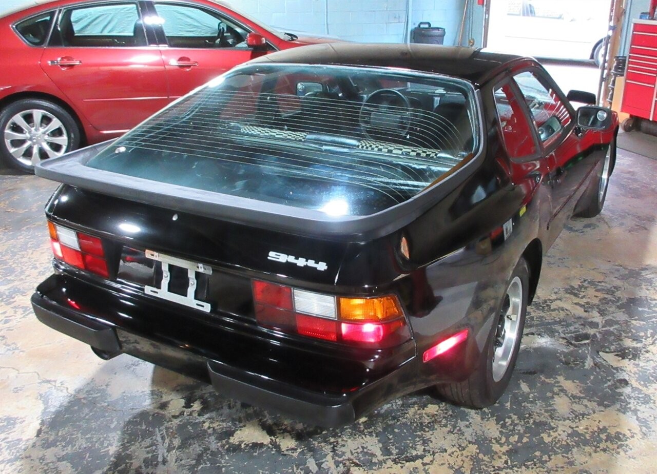 Porsche-944-1984-Hatchback-3
