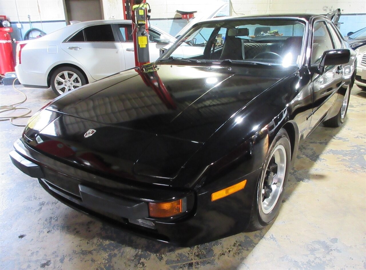 Porsche-944-1984-Hatchback