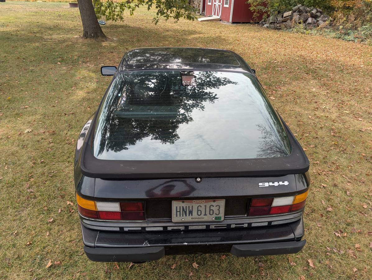 Porsche-944-1984-black-1