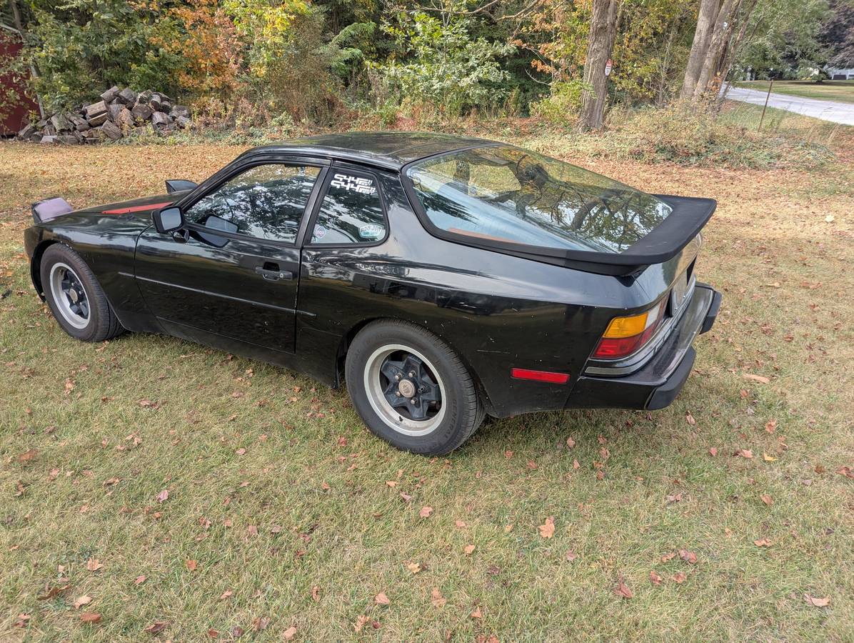 Porsche-944-1984-black-10