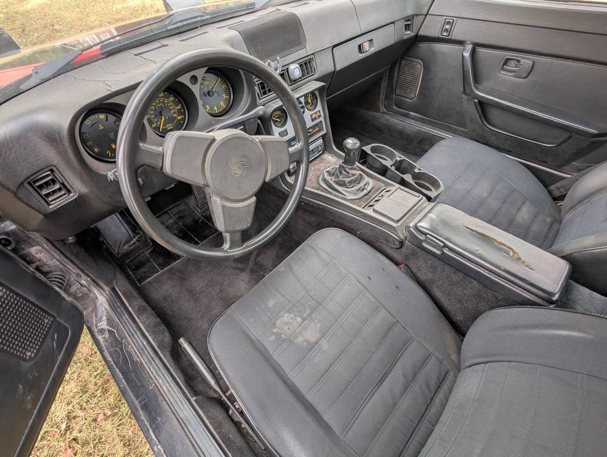 Porsche-944-1984-black-11