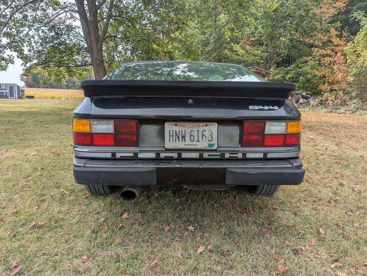 Porsche-944-1984-black-12