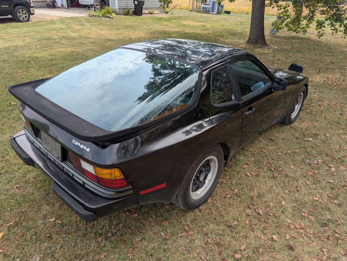 Porsche-944-1984-black-13