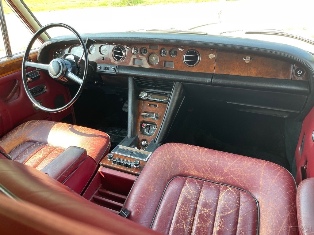 Rolls-Royce-Silver-Shadow-1975-Sedan-13