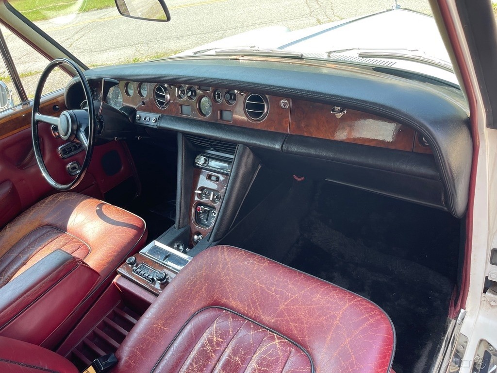 Rolls-Royce-Silver-Shadow-1975-Sedan-14