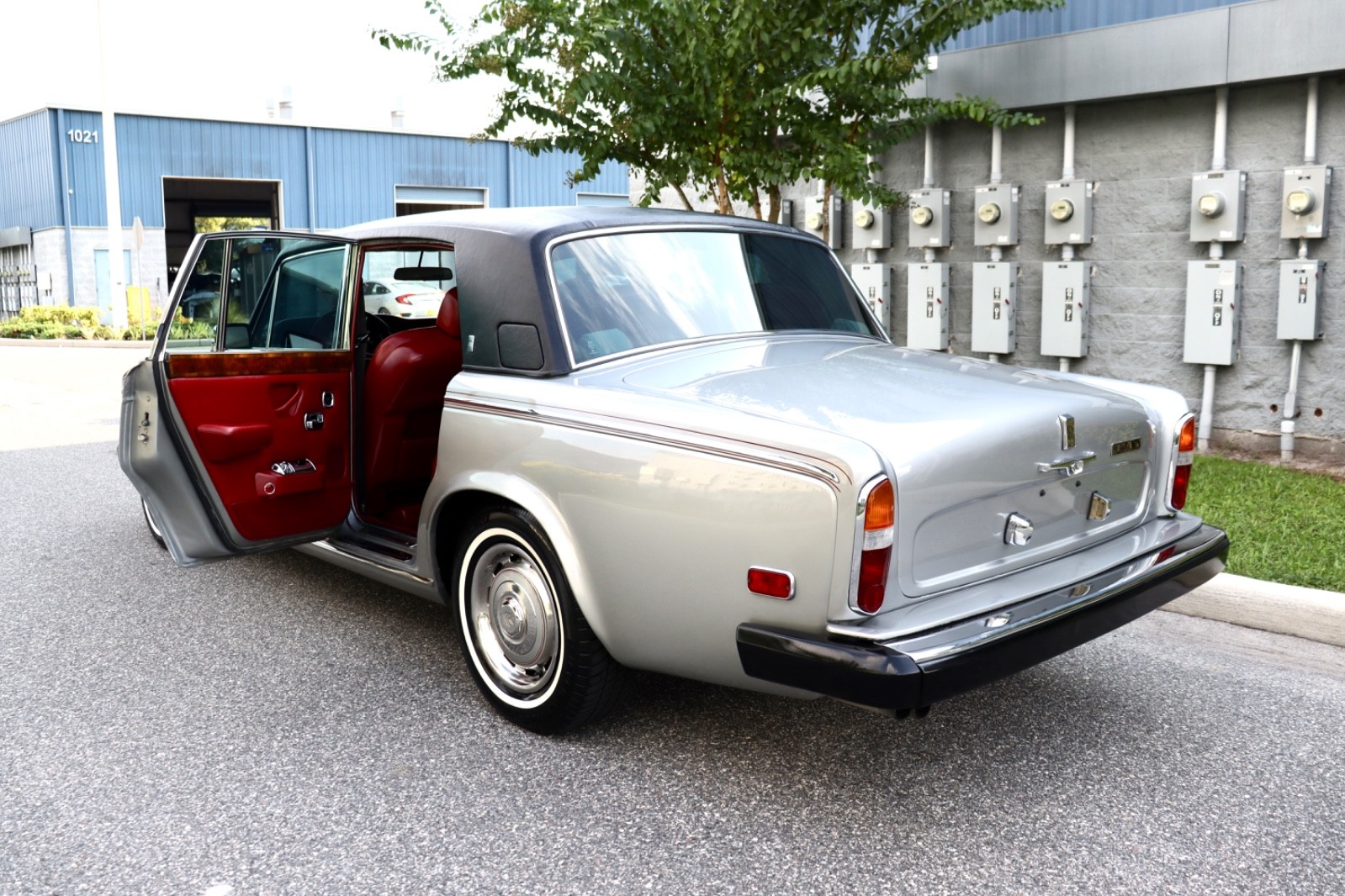 Rolls-Royce-Silver-Shadow-1980-Sedan-24