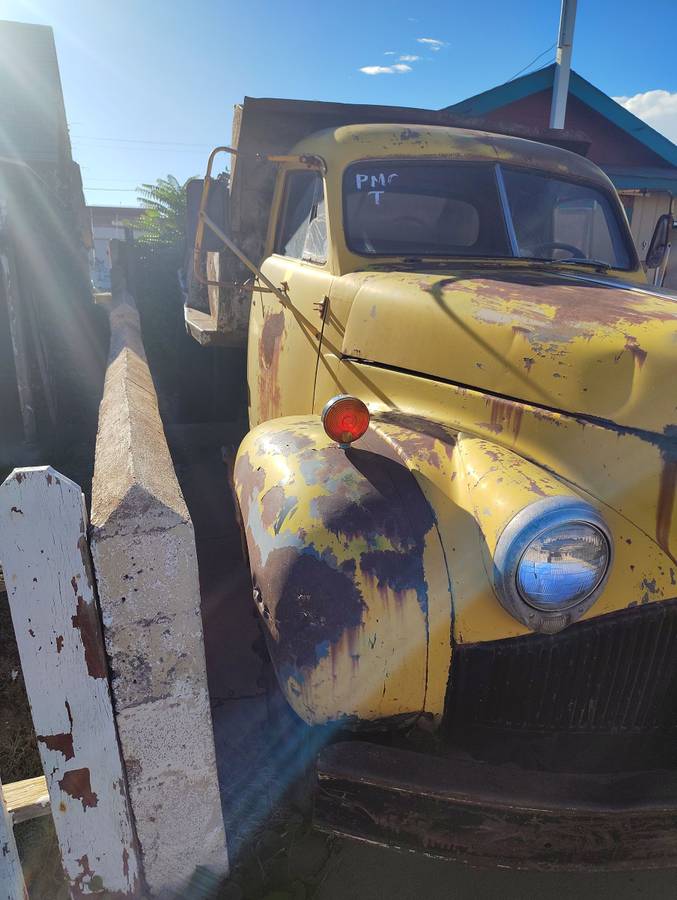Studebaker-6yard-1946-yellow-1