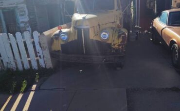 Studebaker-6yard-1946-yellow-2