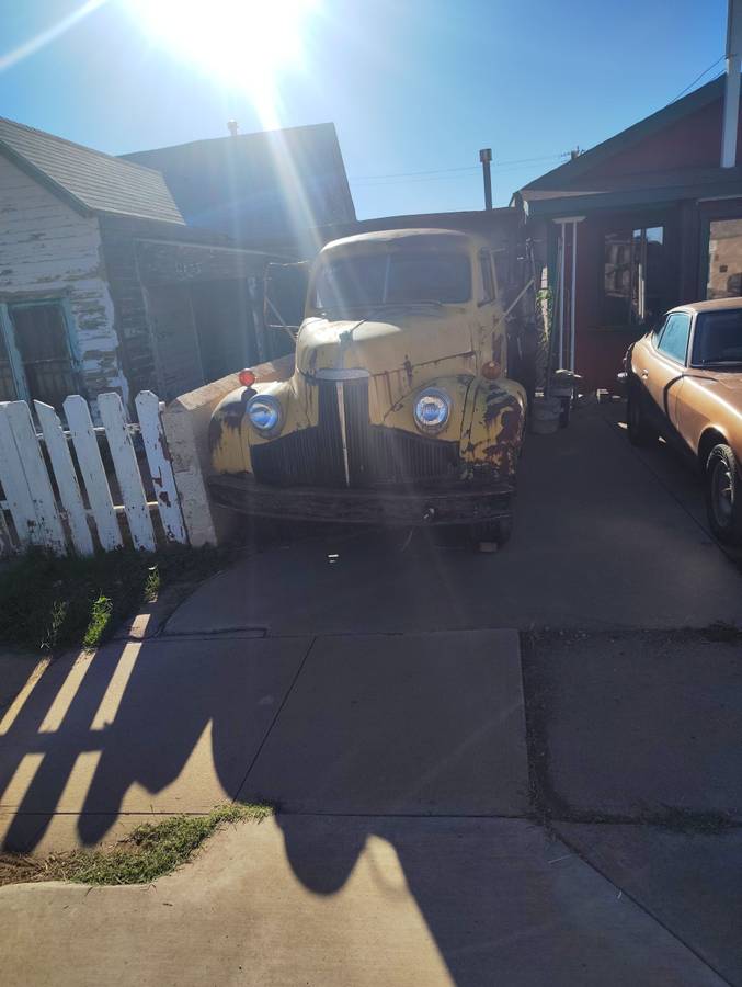 Studebaker-6yard-1946-yellow-2
