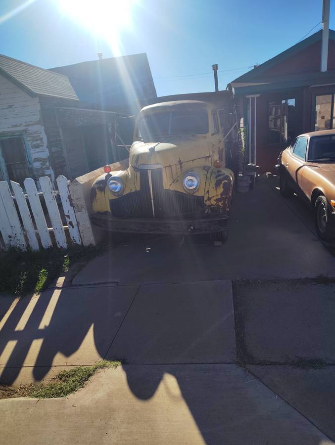 Studebaker-6yard-1946-yellow-3