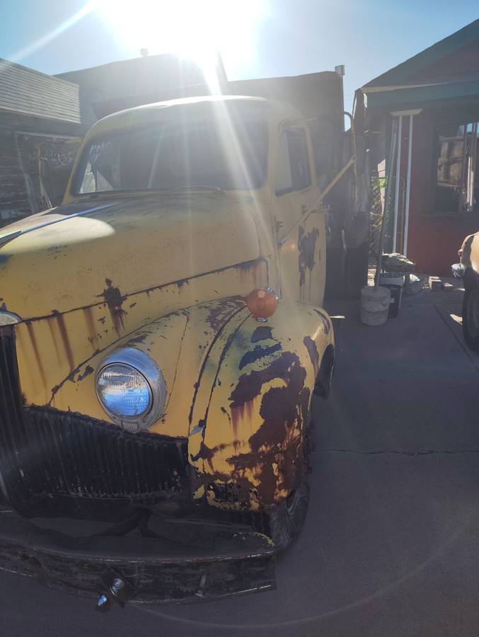 Studebaker-6yard-1946-yellow