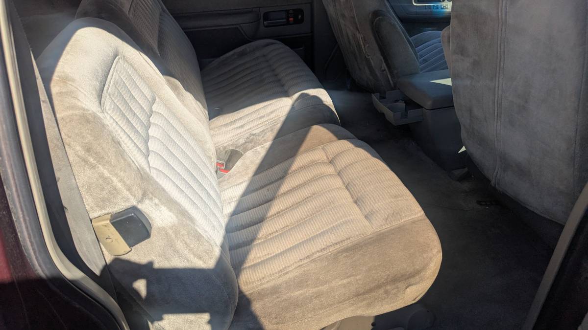 Suburban-2500-1993-purple-7