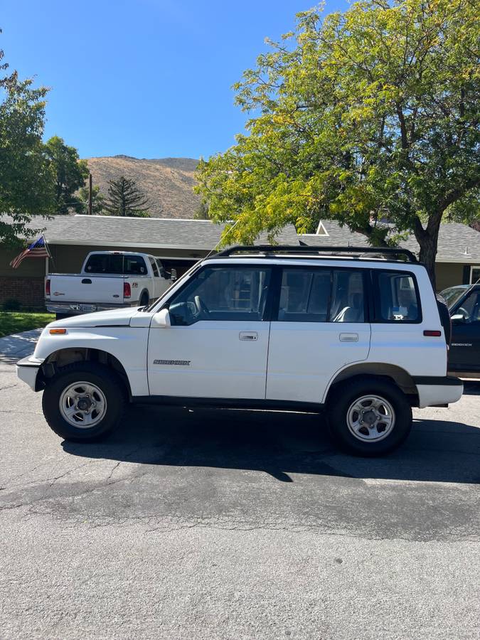 Suzuki-sidekick-1993-white
