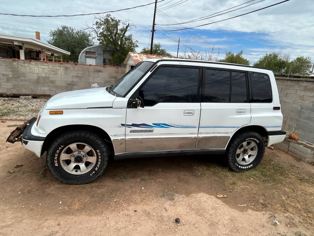 Suzuki-sidekick-1995-white