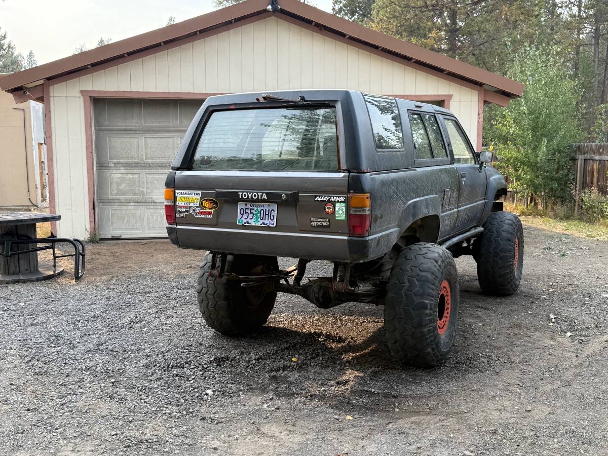 Toyota-4-runner-sr5-1985-black-16