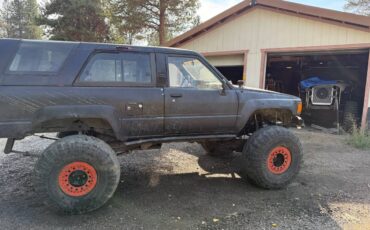 Toyota-4-runner-sr5-1985-black-19