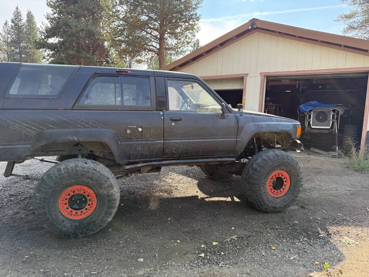 Toyota-4-runner-sr5-1985-black-19