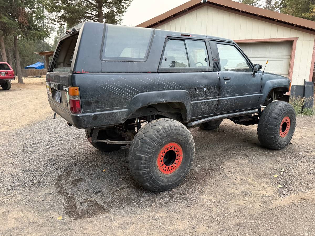 Toyota-4-runner-sr5-1985-black-20