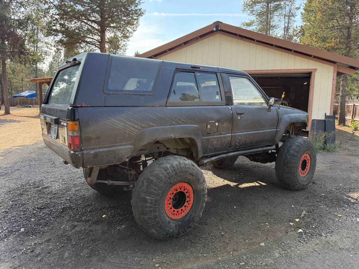 Toyota-4-runner-sr5-1985-black-21