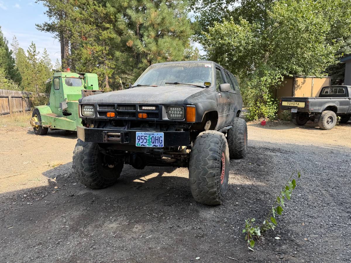 Toyota-4-runner-sr5-1985-black