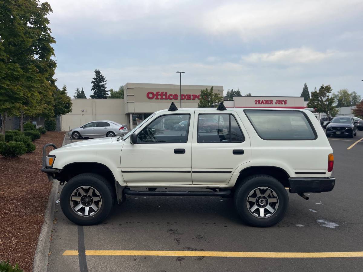 Toyota-4runner-sr5-4x4-1992-white-14