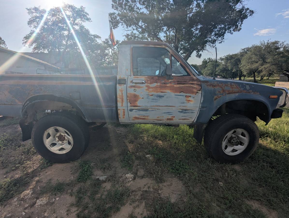 Toyota-4x4-truck-1983-blue-1