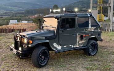 Toyota-Land-Cruiser-1990-Utility-1