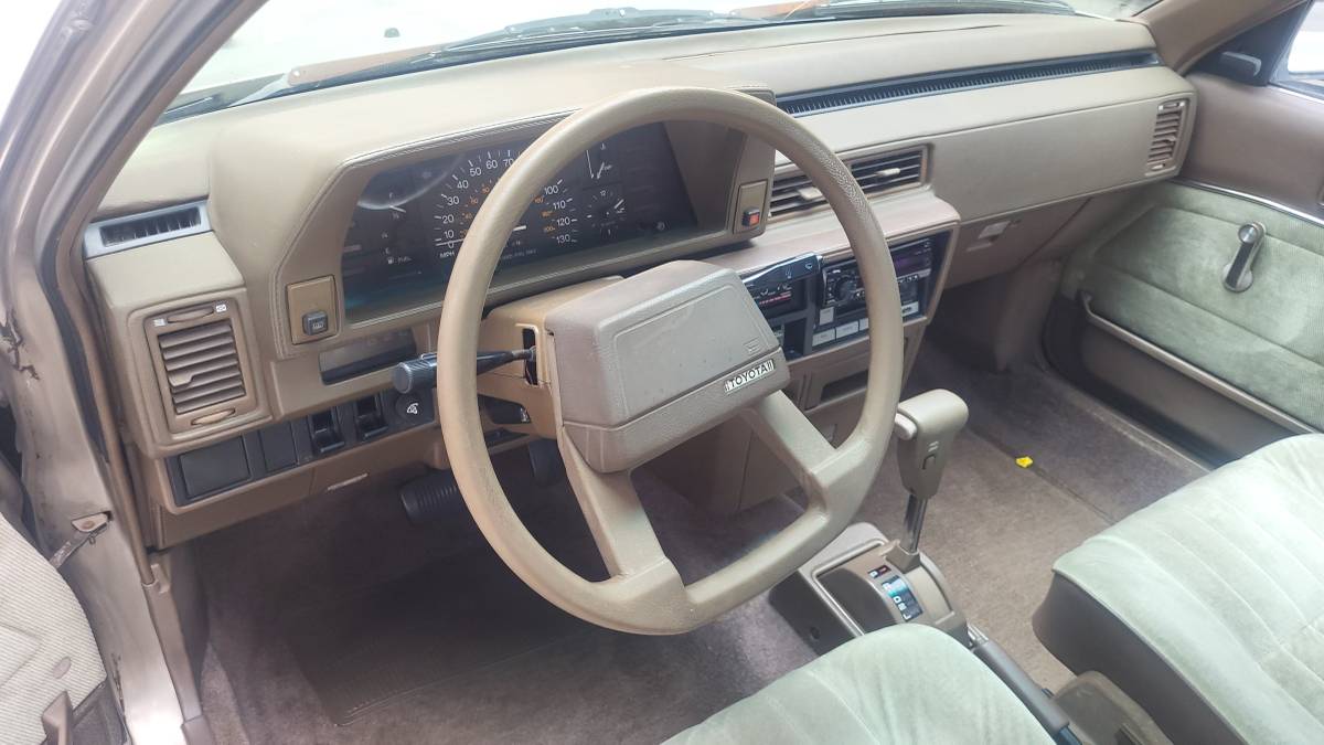 Toyota-camry-1986-5