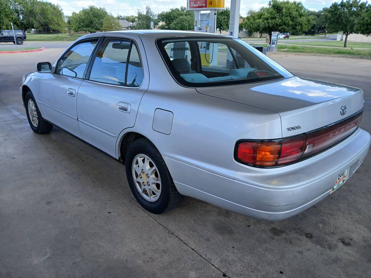 Toyota-camry-1992-silver