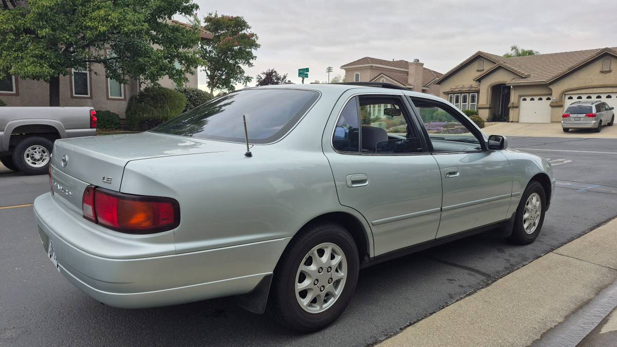 Toyota-camry-le-1985-blue-1
