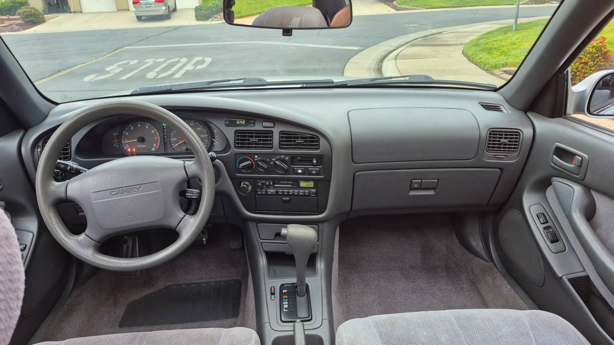 Toyota-camry-le-1985-blue-11