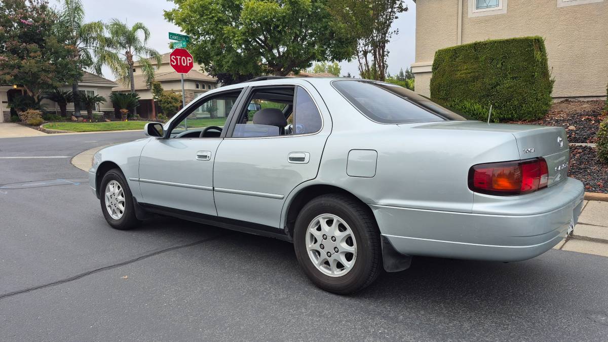 Toyota-camry-le-1985-blue-18