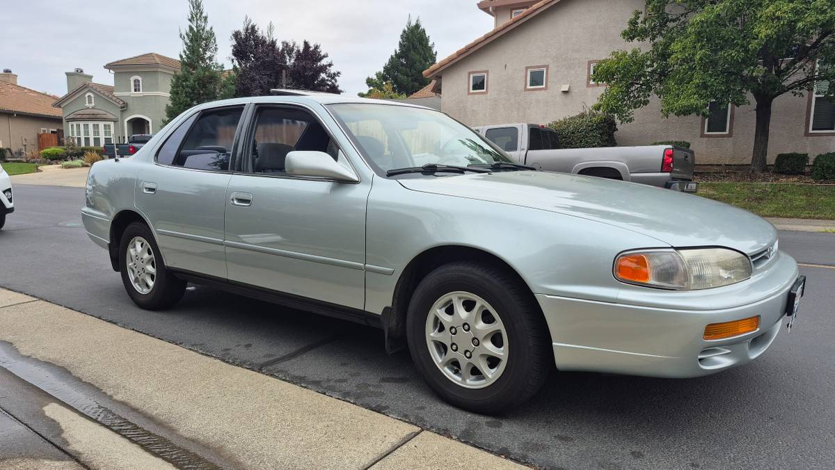 Toyota-camry-le-1985-blue-3