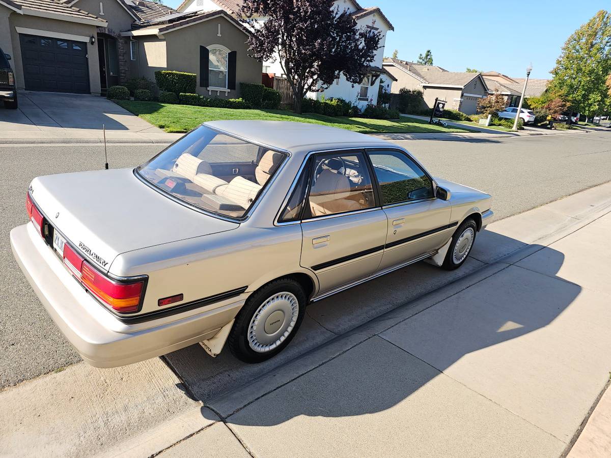 Toyota-camry-le-1991-2