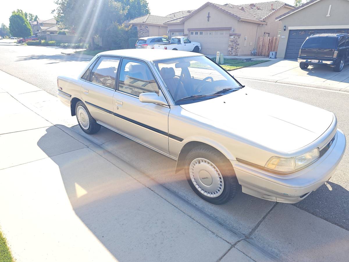 Toyota-camry-le-1991-2