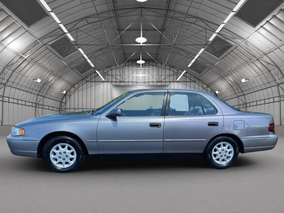 Toyota-camry-le-1995-silver-1