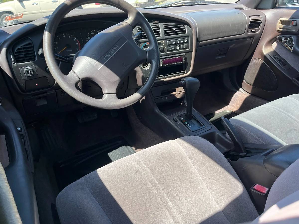 Toyota-camry-le-1995-silver-4