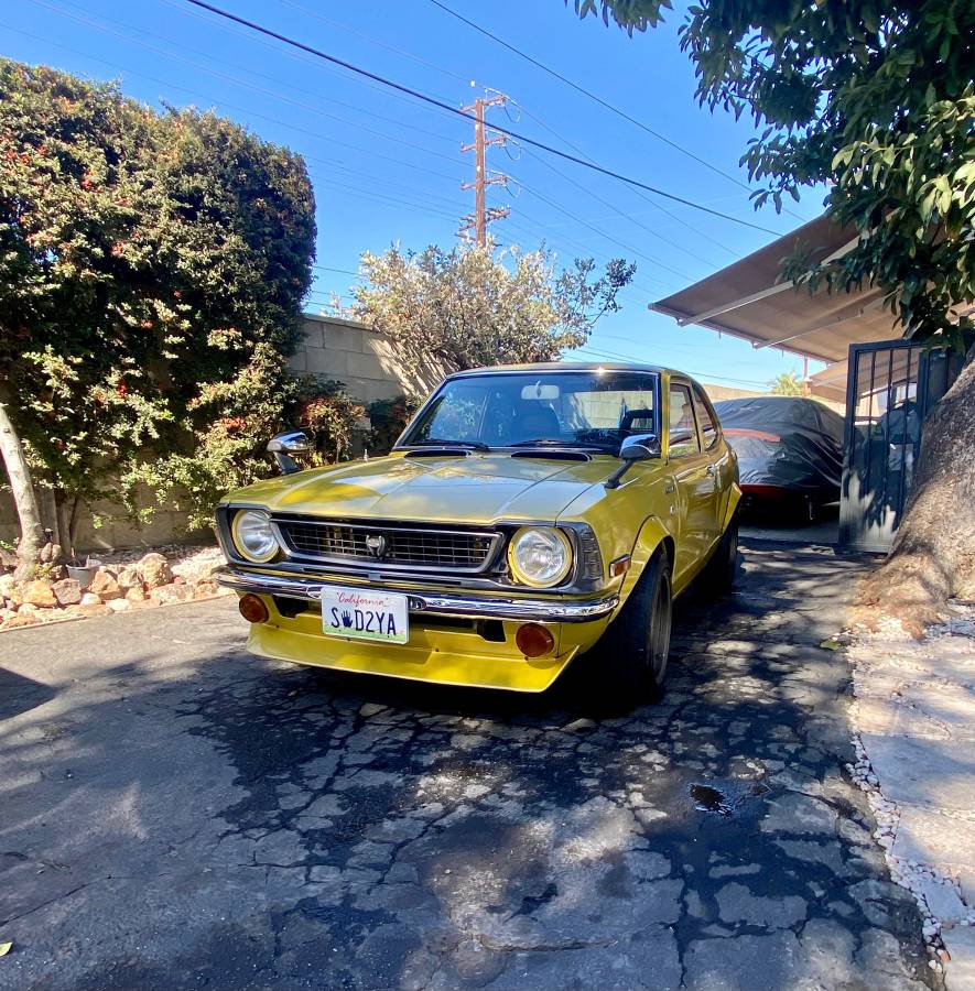 Toyota-corolla-1973-yellow-1