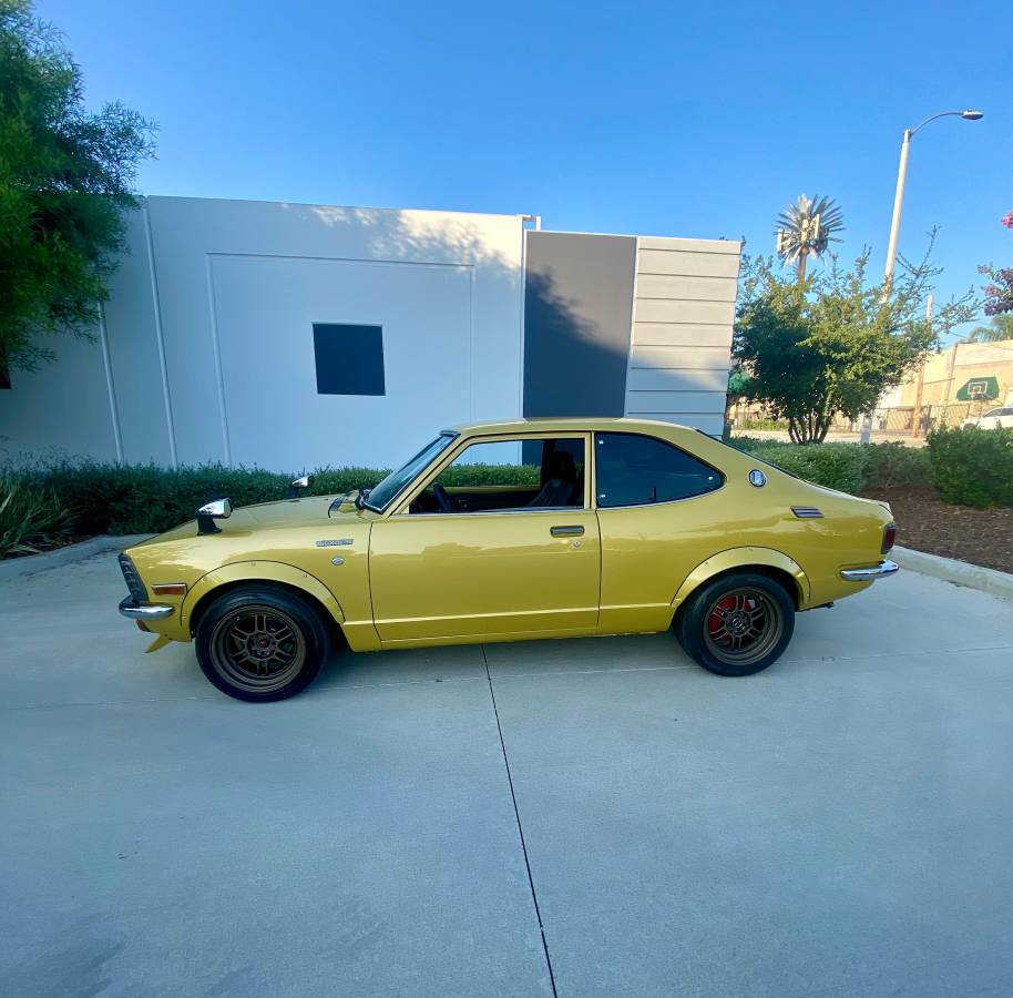 Toyota-corolla-1973-yellow-4