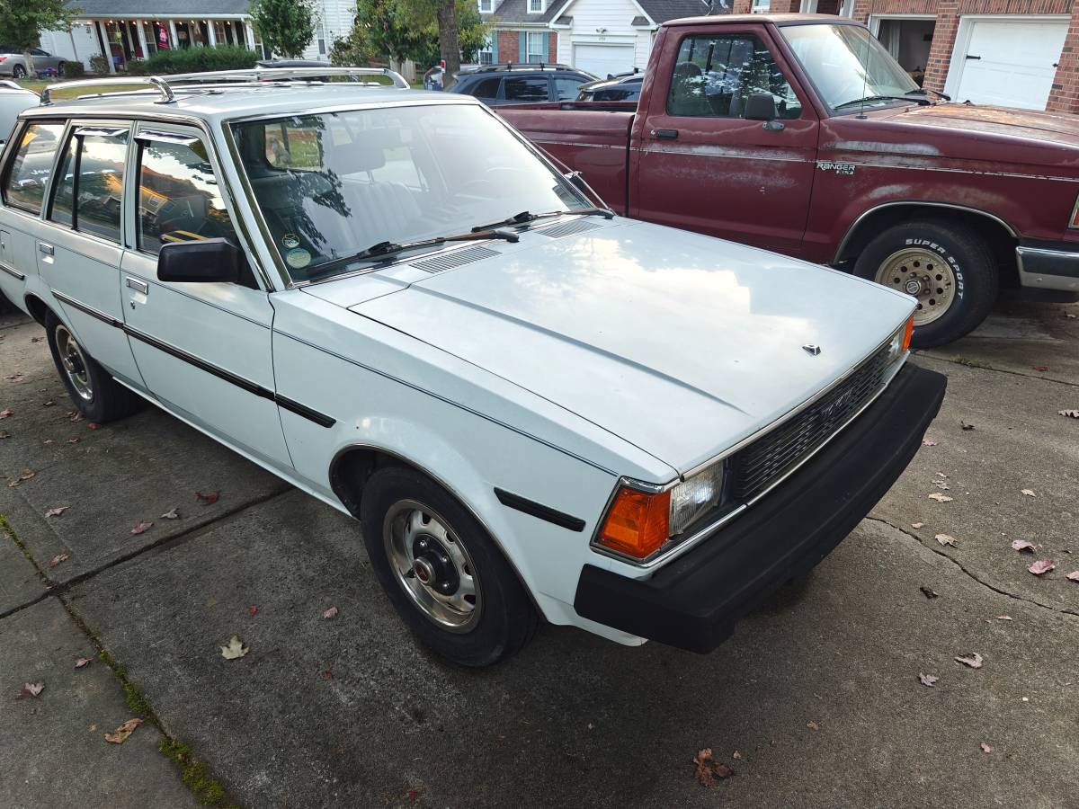 Toyota-corolla-1983-white-10