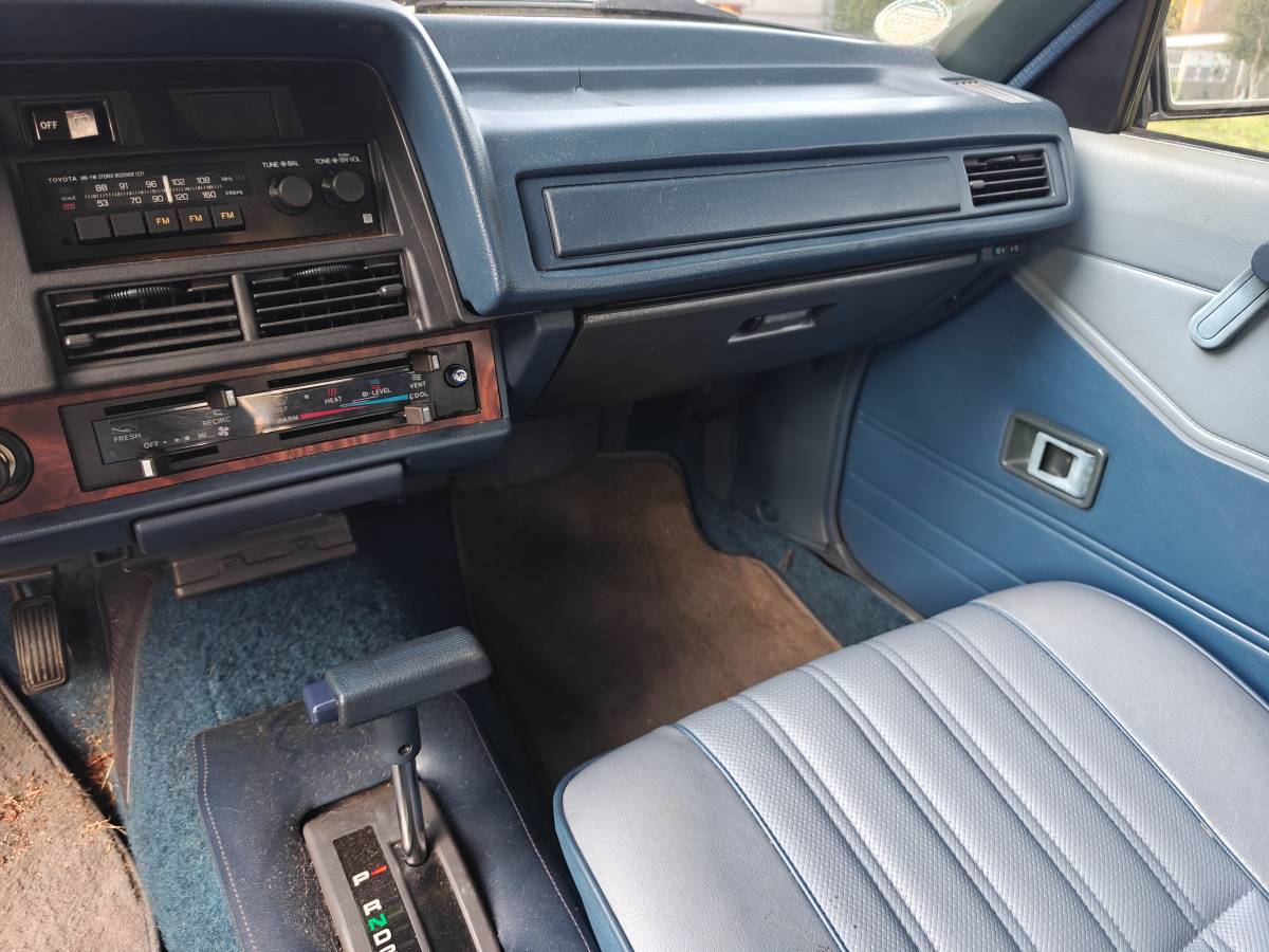 Toyota-corolla-1983-white-9