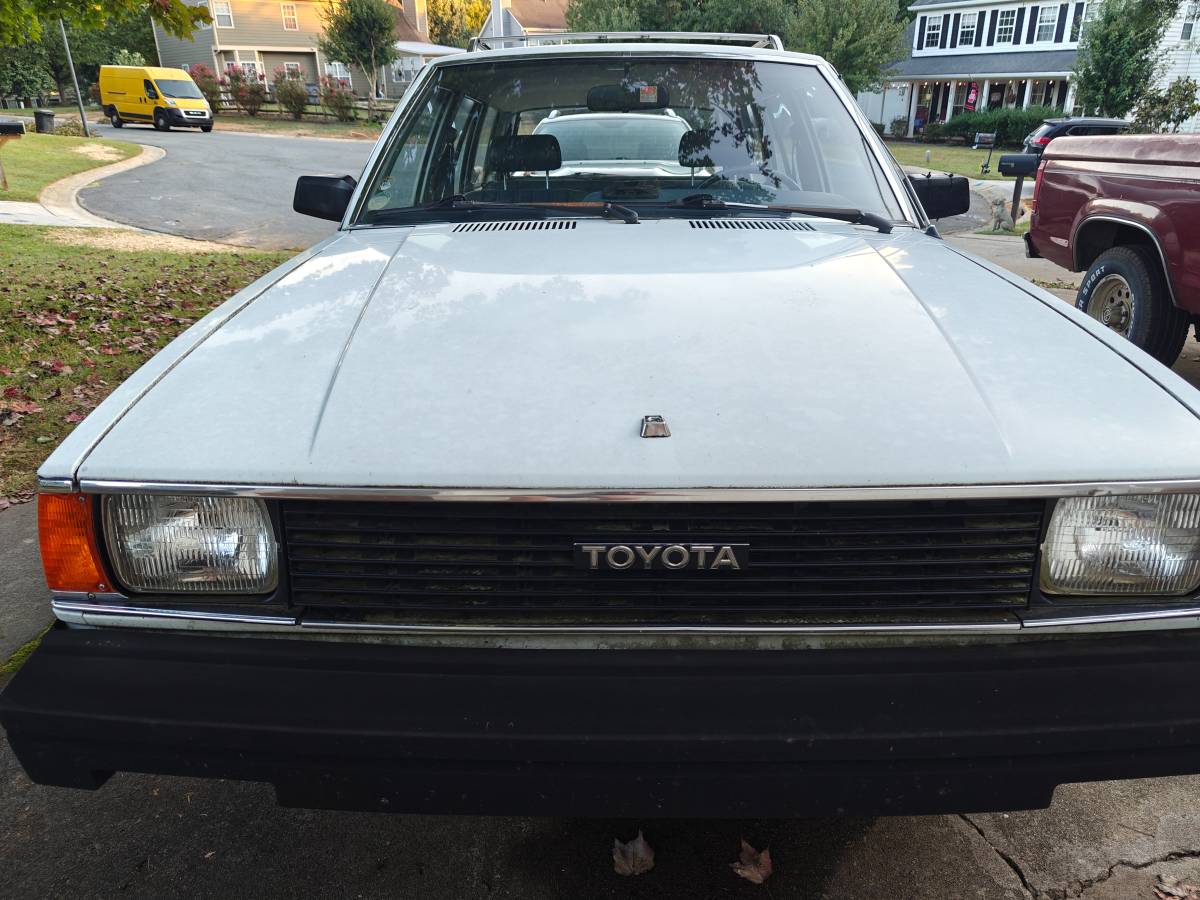 Toyota-corolla-1983-white
