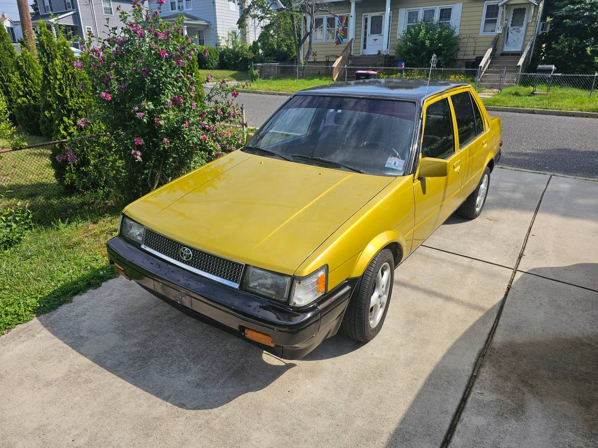 Toyota-corolla-1986-yellow