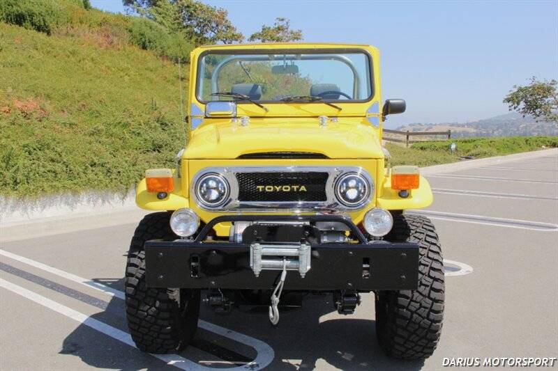 Toyota-fj-40-2-door-open-top-dodge-magnum-hemi-1978-yellow-1